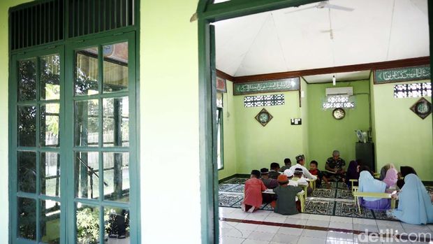 Cerita Anggota TNI yang Mengajar Ngaji di Pos Perbatasan