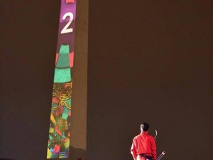 Foto Jokowi Memanah dan Angka 2 di Badan Monas