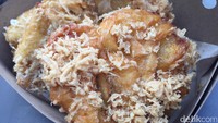 Mau ngemil ada pisang goreng kepok dengan balutan adonan tepung beras kering. Pisang goreng Asen khas Pontianak ini tak ada duanya!Foto: detikfood
