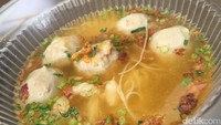 Bakso daging ini memakai daging sapi asli dengan mie putih, Porsinya tak bakal bikin kekenyangan.Foto: detikfood