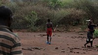 Upacara Sapana merupakan ritual yang dinanti-nanti oleh lelaki Pokots. Karena, setelah melalui upacara ini, si pria baru bisa diterima duduk dikalangan sepuh atau tetua adat (Siegfried Modola/Reuters)
