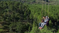Berbeda dengan Sky Tree, wahana ini cukup memacu adrenalin. Sebab, pengunjung bermain ayunan di atas ketinggian. Dengan angle foto yang bagus, pengunjung akan terlihat seolah-olah melayang (Mukhlis Dinillah/detikTravel)