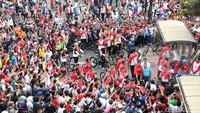 Warga yang ada di CFD antusias menyambut Jokowi. Mereka langsung mengangkat ponsel untuk memotret Jokowi yang tiba dengan sepedanya (Foto: Biro Pers Setpres)