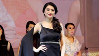 Mahasiswi yang sedari kecil bercita-cita jadi model ini terlihat sangat memesona.