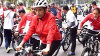 Presiden Joko Widodo menggowes sepedanya dari Istana Merdeka menuju Park and Ride Jalan MH Thamrin, jaraknya sekitar 800 meter. (Foto: Biro Pers Setpres)