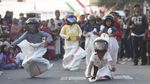 Pakai Helm Bak Pembalap, Anak-anak Ini Adu Cepat Balap Karung