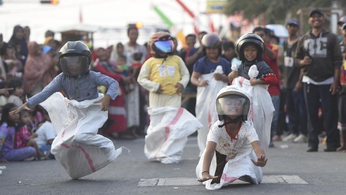 Sejumlah anak mengikuti lomba balap karung di Bulak, Surabaya, Jawa Timur, Jumat (11/8). Kegiatan tersebut diselenggarakan dalam rangka memeriahkan perayaan HUT ke-72 Kemerdekaan Indonesia. ANTARA FOTO/Zabur Karuru/kye/17