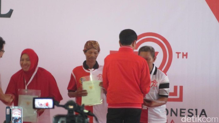 Serahkan 7.500 Sertifikat Tanah, Jokowi: Jangan Buat Beli Mobil