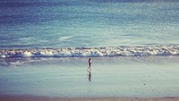 Foto: Pemandangan pantai yang sepi seringkali diunggah di akun Instagramnya. Sepertinya liburan Gal Gadot tidak neko-neko, cuma menikmati keindahan alam saja sudah cukup membuatnya bahagia (gal_gadot/Instagram)
