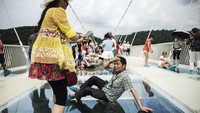 Kapasitas jembatan kaca dibatasi hingga 8.000 pengunjung per hari, namun total permintaan 10 kali lipat. Dok. CNN.