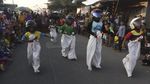 Pakai Helm Bak Pembalap, Anak-anak Ini Adu Cepat Balap Karung
