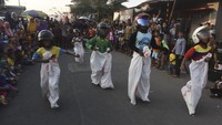 Sejumlah anak mengikuti lomba balap karung di Bulak, Surabaya, Jawa Timur, Jumat (11/8). Kegiatan tersebut diselenggarakan dalam rangka memeriahkan perayaan HUT ke-72 Kemerdekaan Indonesia. ANTARA FOTO/Zabur Karuru/kye/17