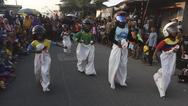 Sejumlah anak mengikuti lomba balap karung di Bulak, Surabaya, Jawa Timur, Jumat (11/8). Kegiatan tersebut diselenggarakan dalam rangka memeriahkan perayaan HUT ke-72 Kemerdekaan Indonesia. ANTARA FOTO/Zabur Karuru/kye/17