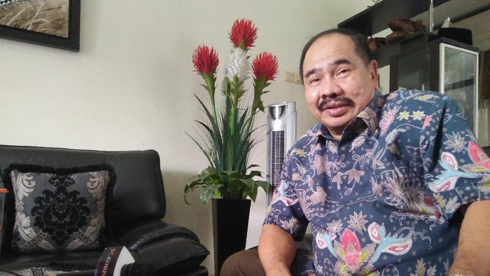 Kepala PPATK Kiagus Ahmad Badarudin di rumahnya/Foto: Yulida Medistiara