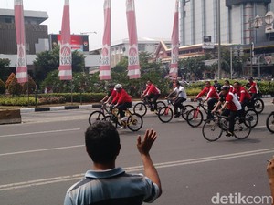 Saat Jokowi Naik Sepeda Kuning ke Istana dan Bikin Heboh Warga