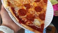 Kok seperti tertodong pizza yah. Gaya si kecil dengan angle yang diambil sang ayah memang patut diacungi jempol!   Foto: Instagram: FoodBabyNy