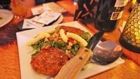 Kalau ini namanya Fried Green Tomatoes. Chef Anne Burrell menggunakan Cheetos sebagai breadcrumb untuk menggoreng tomat.   Foto: Istimewa