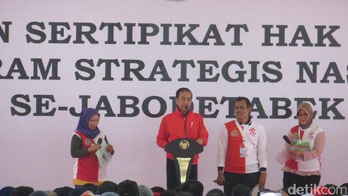 Jokowi Bagikan Sertifikat Tanah (Foto: Ardan Adhi Chandra-detikFinance) Jokowi Bagikan Sertifikat Tanah (Foto: Ardan Adhi Chandra-detikFinance)