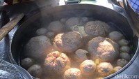 Bakso Plekenut Dewaruci Ci Cemplung Cirebon ini punya bakso jumbo nledek, bakso mangkok bajso iga hingga bakso sapi. Semuanya disajikan panas mengepul!Foto: detikfood