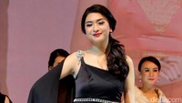 Kenakan dress hitam dengan detail cut out, Agnes pamer kaki jenjang. Disana ia pun sukses membuat mata para lelaki tak berkedip.
