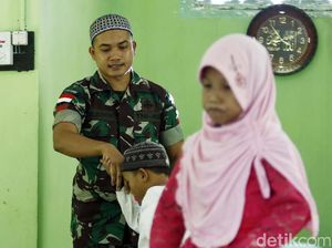 Potret Anggota TNI yang Mengajar Ngaji di Wilayah Perbatasan