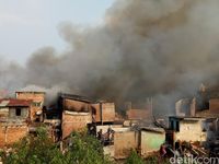 Warga dan Petugas Damkar Masih Berusaha Padamkan Api di Kebon Pala