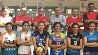Gubernur Bank Indonesia Agus Martowardojo, Ketua Dewan Komisioner Otoritas Jasa Keuangan (OJK) Wimboh Santoso, Direktur Jenderal Bea dan Cukai Kementerian Keuangan Heru Pambudi, Deputi Gubernur Senior Bank Indonesia Mirza adityaswara saat berfoto bersama sejumlah atlet voli di Jakarta, Minggu (20/8/2017).