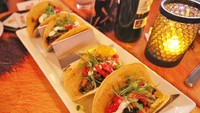 Chicken tacos juga sayang dilewatkan. Di dalamnya diselipkan cheetos flamin hot limon.Foto: Istimewa