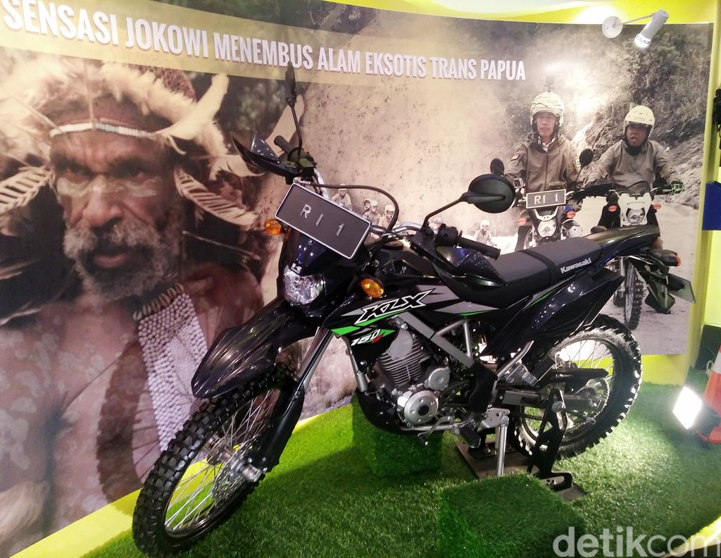 Sempat digunakan Presiden Jokowi untuk memantau pembangunan Trans Papua, dan sempat menjadi viral, Kawasaki KLX 150BF SE mejeng di GIIAS 2017.