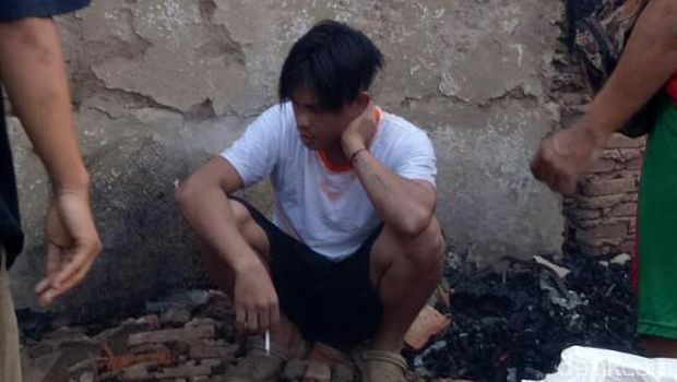 Driver ojek online, Rendra memandangi motornya yang terbakar / 