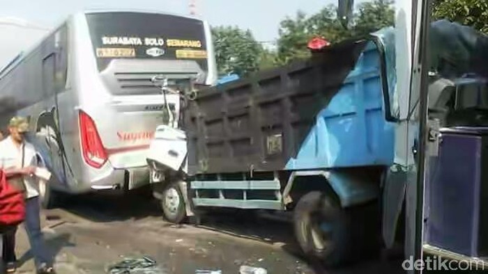 Laka Beruntun di Mojokerto Libatkan 2 Bus dan 2 Truk, 2 Orang Luka