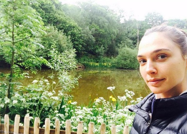Lain lagi dengan Wonder Woman. Karakter wanita superhero yang diperankan Gal Gadot ini punya gaya traveling yang sangat secret. (gal_gadot/Instagram) Lain lagi dengan Wonder Woman. Karakter wanita superhero yang diperankan Gal Gadot ini punya gaya traveling yang sangat secret. (gal_gadot/Instagram)