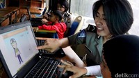 Mereka diajarkan mengenal sejumlah rambu-rambu lalu lintas.