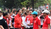 Jokowi tiba di Thamrin dalam suasana CFD. Dia hadir dalam rangka membagikan sertifikat tanah ke warga (Foto: Biro Pers Setpres)