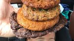Ini 10 Pose Balita yang Unik Menggemaskan Bersama Makanan Enak