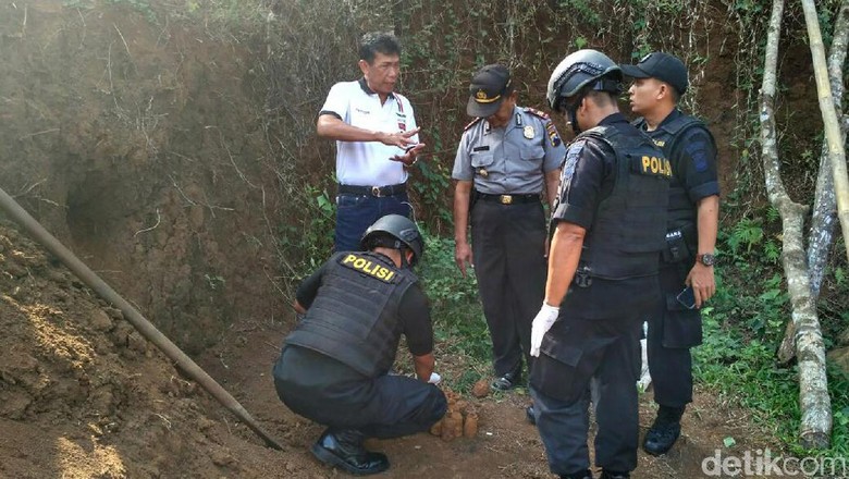Pembuat Batu Bata di Banjarnegara Temukan 29 Granat Pembuat Batu Bata di Banjarnegara Temukan 29 Granat