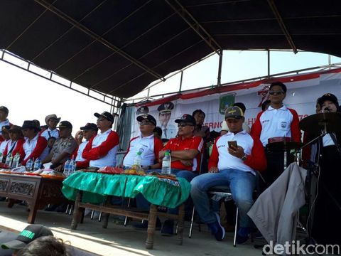 Bupati Irsyad nonton karapan sapi/