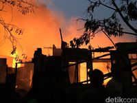 Kebakaran Permukiman di Kebayoran Lama, Api Merah Menyala