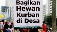 Dalam aksinya mereka tampil dengan berbagai atribut seperti poster.