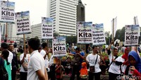 Aksi simpatik digelar untuk mengajak warga Jakarta untuk melaksanakan kurban dengan cara membeli, menyembelih dan didistribusikan ke desa-desa.