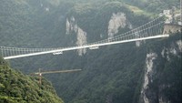Jembatan ini sempat ditutup, 13 hari setelah dibuka ke publik pada 20 Agustus 2016 karena kelebihan pengunjung. Dok. CNN.