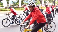 Jokowi tampak tersenyum saat gowes ke Thamrin (Foto: Biro Pers Setpres)