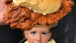 Ini 10 Pose Balita yang Unik Menggemaskan Bersama Makanan Enak
