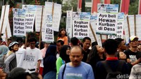 Lembaga pengelolaan zakat nasional melakukan aksi simpatik dihari bebas kendaraan bermotor di kawasan Bundaran HI, Jakarta, Minggu (20/8/2017).