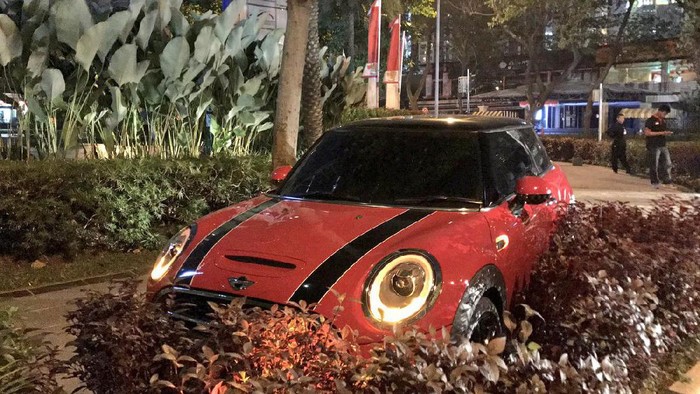 Mini Cooper Tabrak Pembatas Jalan di SCBD, Polisi Turun Tangan