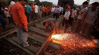 Bagian rel yang rusak sedang diperbaiki/REUTERS/Adnan Abidi