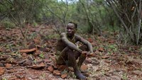 Isi perut banteng akan digunakan sebagai tahap terakhir dari inisiasi ini. Pria muda akan ditelanjangi dan di lumuri dengan isi perut banteng oleh tetua adat (Siegfried Modola/Reuters)