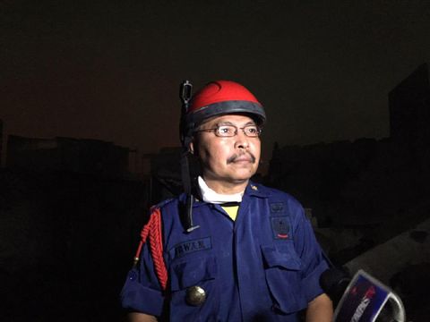 Kasudin Penanggulanang Kebakaran dan Penyelamatan Jakarta Selatan, Irwan, di lokasi kebakaran