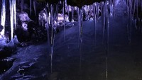 Foto: Soal keindahan alam, di sini ada sebuah Gua Es yang cantik. Terlepas dari rasa mencekam, Gua Es ini benar-benar cantik lho! (Xojane.com)