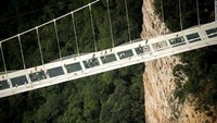 Begini penampakan Jembatan Zhangjiajie Grand Canyon Glass Bride di China. Dok. CNN.